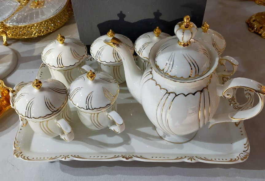 Théïère avec ses mugs à couvercles et leur plateau en Ceramic